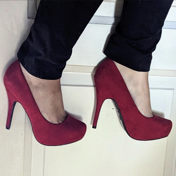 Red pumps - Picture 2 of 4